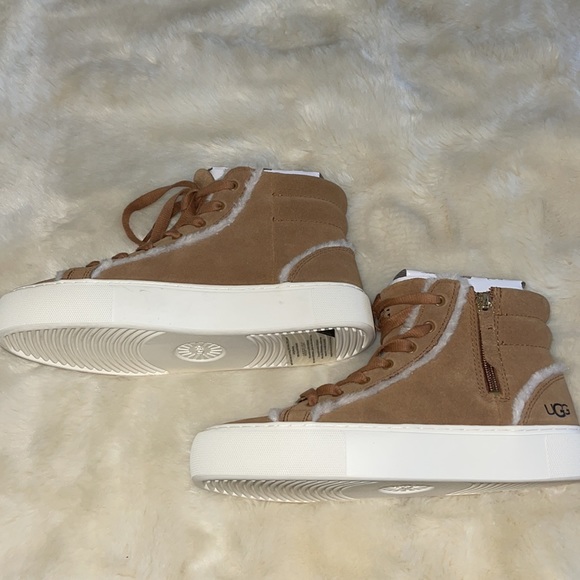 UGG Boots - Picture 2 of 6